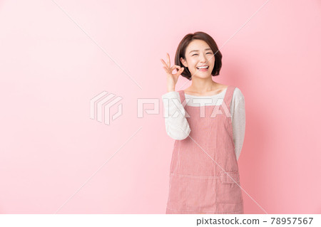 一個圍裙的女人 78957567