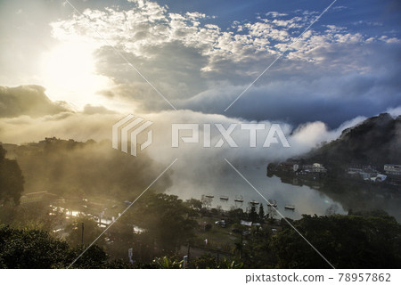 黎明第一道曙光，山峰相連，雲霧飄浮在山巒、城堡、山巒和山谷之上。 78957862