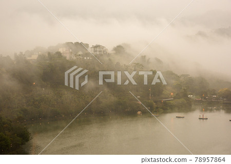 山屏湖水面上漂浮著移動的雲彩。純粹的幻想。 山屏湖水面上漂浮著移動的雲彩。純粹的幻想。 78957864