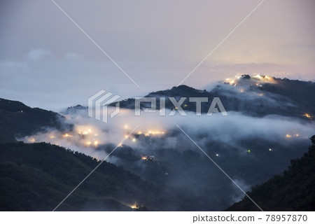山峰·索倫(Yamineine Soren),明光元玄(Amemitsu Gengen),霧飄浮在山上。 山峰·索倫(Yamineine Soren),明光元玄(Amemitsu Gengen),霧飄浮在山上。 78957870