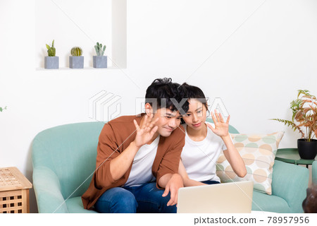 年輕情人在家開心上網 年輕情人在家開心上網 78957956