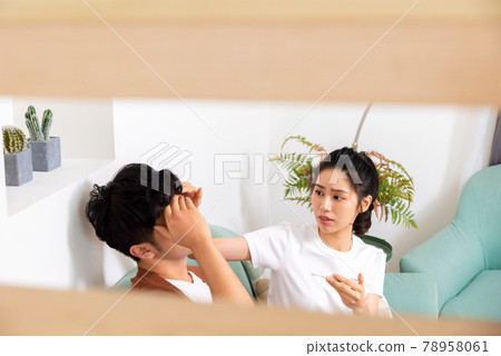 女孩照顧生病的家人 78958061