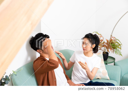 女孩照顧生病的家人 78958062