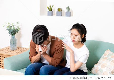 女孩照顧生病的家人 78958066