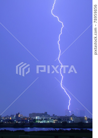 Photograph of the moment when lightning struck next to the building (vertical composition) 78959856