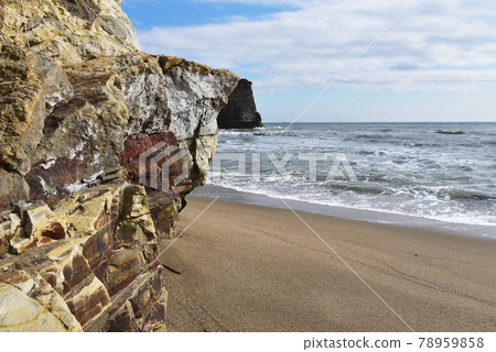 Beautiful shoreline scenery with colorful strata of cliffs towering over the Koura coast and horizon (Onjuku Town, Chiba Prefecture) Beautiful shoreline scenery with colorful strata of cliffs towering over the Koura coast and horizon (Onjuku Town, Chiba Prefecture) 78959858