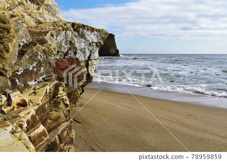 Beautiful shoreline scenery with colorful strata of cliffs towering over the Koura coast and horizon (Onjuku Town, Chiba Prefecture) 78959859