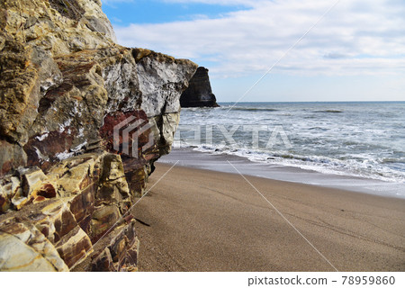 Beautiful shoreline scenery with colorful strata of cliffs towering over the Koura coast and horizon (Onjuku Town, Chiba Prefecture) Beautiful shoreline scenery with colorful strata of cliffs towering over the Koura coast and horizon (Onjuku Town, Chiba Prefecture) 78959860