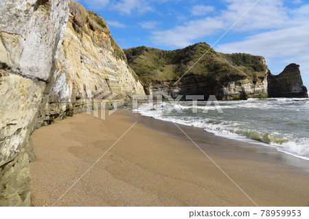 美麗的懸崖峭壁聳立在高浦海岸，蔚藍的天空和寧靜的海灘景色（千葉縣禦宿町） 78959953