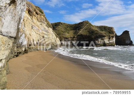 美麗的懸崖峭壁聳立在高浦海岸，蔚藍的天空和寧靜的海灘景色（千葉縣禦宿町） 78959955