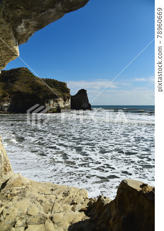 Beautiful seascape seen from a cave on the Koura coast (blue sky, cliff strata and horizon vertical (Onjuku Town, Chiba Prefecture) Beautiful seascape seen from a cave on the Koura coast (blue sky, cliff strata and horizon vertical (Onjuku Town, Chiba Prefecture) 78960669