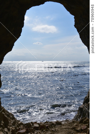 Sea view from a cave (peephole) on the Koura coast Blue sky, horizon and shining sea surface (Onjuku Town, Chiba Prefecture) 78960948
