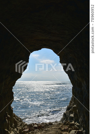 Sea view from a cave (peephole) on the Koura coast: Blue sky, horizon and shining sea surface (Onjuku Town, Chiba Prefecture) Sea view from a cave (peephole) on the Koura coast: Blue sky, horizon and shining sea surface (Onjuku Town, Chiba Prefecture) 78960952