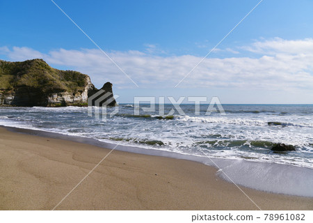 海浪逼近古浦海岸美麗地層的懸崖,藍天和地平線遠景(千葉縣禦宿町) 海浪逼近古浦海岸美麗地層的懸崖,藍天和地平線遠景(千葉縣禦宿町) 78961082