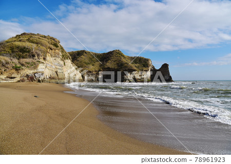 聳立在高浦海岸的懸崖和海灘的風景 藍天和地平線（千葉縣禦宿町） 78961923