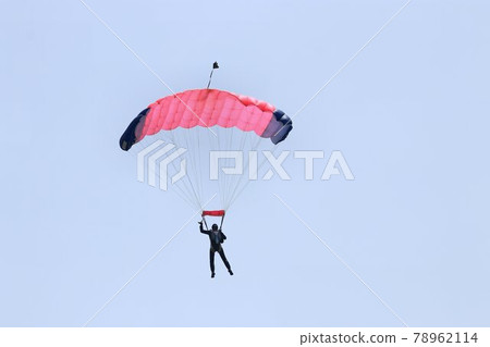 像蝴蝶一樣飛向天空......夢想在空中漫步♪天空運動男“跳傘” 像蝴蝶一樣飛向天空......夢想在空中漫步♪天空運動男“跳傘” 78962114