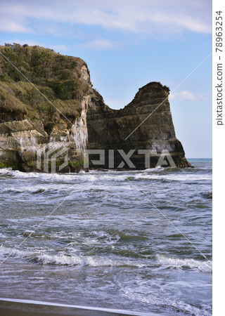 白波靠近美麗地層的懸崖和高浦海岸的海灘風景(千葉縣禦宿町) 白波靠近美麗地層的懸崖和高浦海岸的海灘風景(千葉縣禦宿町) 78963254