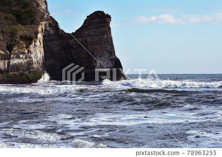 接近美麗的古浦海岸(千葉縣禦宿町)懸崖峭壁的白波 接近美麗的古浦海岸(千葉縣禦宿町)懸崖峭壁的白波 78963255