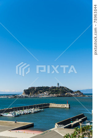 [Enoshima Benten Bridge and Sea Candle from Koshigoe Fishing Port] 78963844