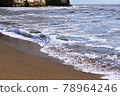 海浪逼近古浦海岸的沙灘（千葉縣禦宿町） 78964246