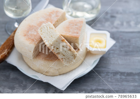 typical portuguese bread of Madeira Bolo do caco 78965633