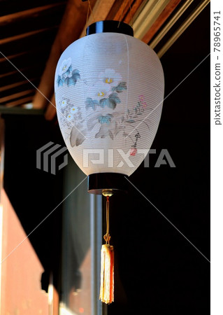 Photographing the lanterns of Obon Photographing the lanterns of Obon 78965741