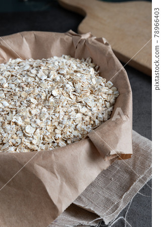 Oat flakes in a bowl 78966403