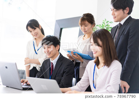 Business person having a meeting in a bright office 78967790