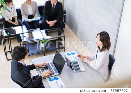 Business person having a meeting in a bright office 78967792