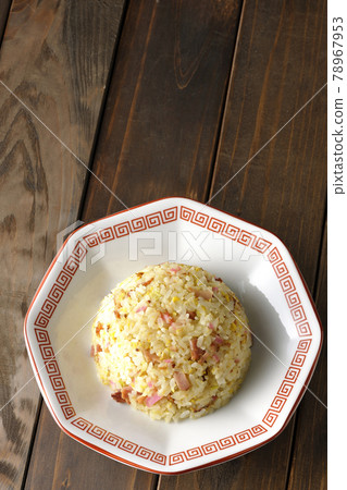 A bird's-eye view of a single item, Gomoku fried rice, containing various ingredients such as Narutomaki and char siu. 78967953