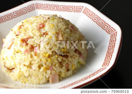 在黑色背景下拍攝了一個帶有各種成分的五子木炒飯,如鳴捲和叉燒 在黑色背景下拍攝了一個帶有各種成分的五子木炒飯,如鳴捲和叉燒 78968018