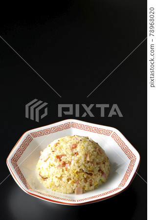 Photographed a single Gomoku fried rice with various ingredients such as Narutomaki and char siu on a black background 78968020