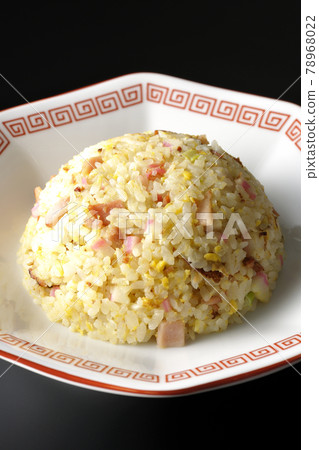 Photographed a single Gomoku fried rice with various ingredients such as Narutomaki and char siu on a black background 78968022
