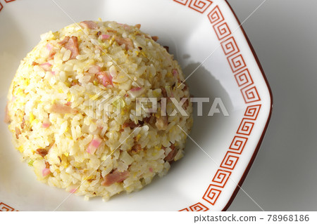白色背景上包含鳴捲和叉燒等各種食材的五子目炒飯的鳥瞰圖 白色背景上包含鳴捲和叉燒等各種食材的五子目炒飯的鳥瞰圖 78968186