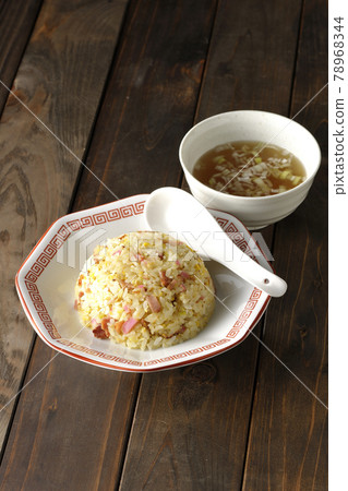 Gomoku fried rice and Chinese soup with various ingredients such as Narutomaki and char siu 78968344