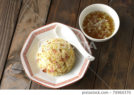 A bird's-eye view of Gomoku fried rice and Chinese soup containing various ingredients such as Narutomaki and char siu 78968370