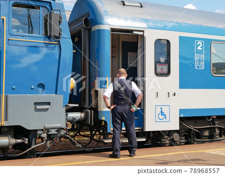 Passenger train at the station platform 78968557