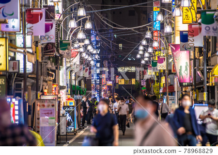 防止東京都市風景在日本蔓延的第一天。有條件的酒類優惠解除......很多人= 6月21日20:00後，新橋 78968829
