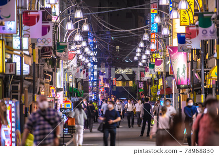 防止東京都市風景在日本蔓延的第一天。有條件的酒類優惠解除......很多人= 6月21日20:00後，新橋 78968830