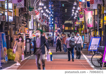 防止東京都市風景在日本蔓延的第一天。有條件的酒類優惠解除......很多人= 6月21日20:00後，新橋 78968831