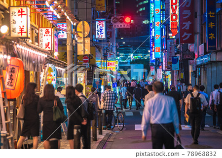 防止東京都市風景在日本蔓延的第一天。有條件的酒類優惠解除......很多人= 6月21日20:00後，新橋 78968832