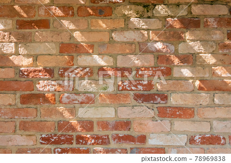 燈光下的磚牆 78969838