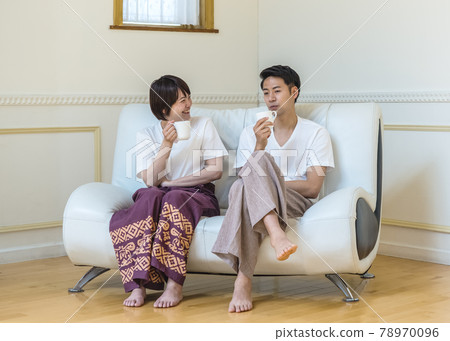 在客廳裡放鬆的情侶 78970096