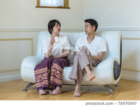 在客廳裡放鬆的情侶 78970097