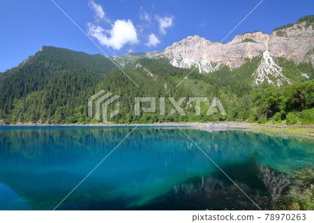 The largest lake in Jiuzhaigou, Sichuan, China 78970263
