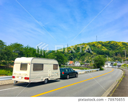 與露營者一起享受戶外露營的假期 與露營者一起享受戶外露營的假期 78970855