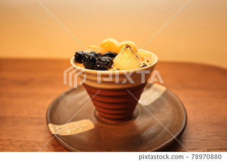 Hojicha pudding with dumplings on the plate of the cafe 78970880