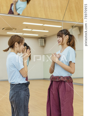 年輕女子瑜伽課的形象 78970955