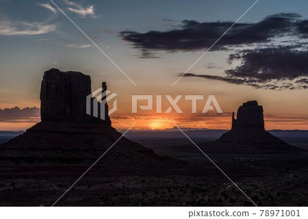 Sunrise in Monument Valley, Arizona, USA 78971001