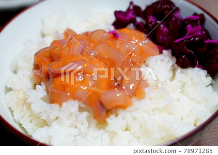 日本餐桌：新鮮煮熟的米飯配鹹魚和柴魚 78971285